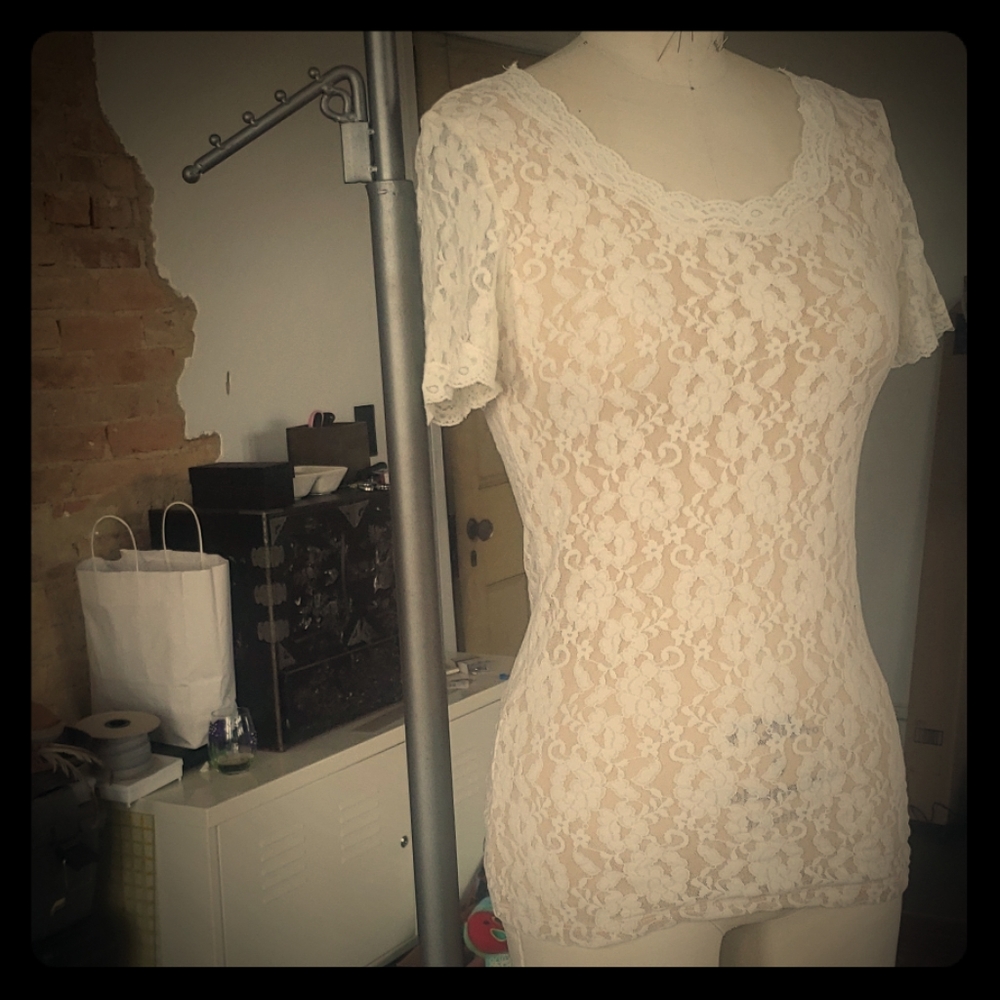 Fitted short sleeved lace top